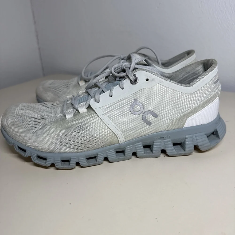 On Running Women's Light Grey Athletic Shoes Size (9) 40.99036
